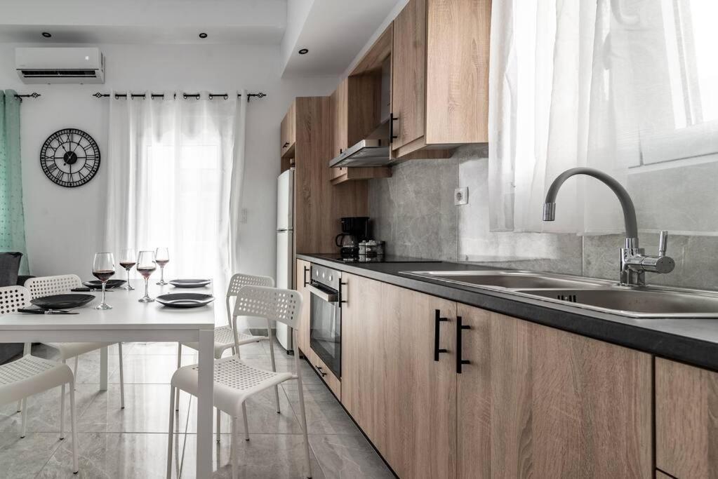 Modern & Stylish Flat For Friends & Couples Lägenhet Heraklion Exteriör bild